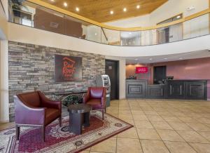 eine Lobby eines Hotels mit Stühlen und einer Bar in der Unterkunft Red Roof Inn & Suites Cincinnati North-Mason in Mason