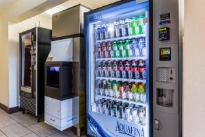 Un distributeur automatique rempli de nombreuses bouteilles de soda dans l'établissement Red Roof Inn Dry Ridge, à Dry Ridge