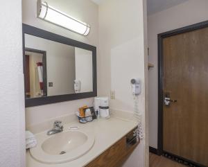 Ένα μπάνιο στο Red Roof Inn & Suites Hermitage +23 φωτογραφίες