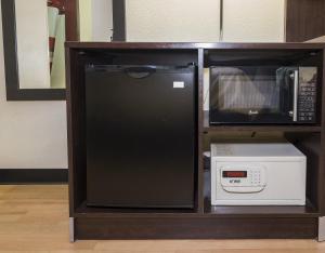 A kitchen or kitchenette at Red Roof Inn & Suites Hermitage