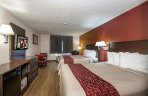 Łóżko lub łóżka w pokoju w obiekcie Red Roof Inn & Suites Hermitage
