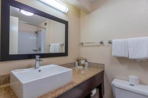 埃爾帕索的住宿－Red Roof Inn PLUS+ El Paso East，浴室设有白色水槽和镜子