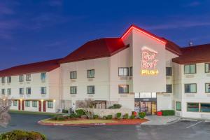 ein Hotelzimmer mit einem Schild, das Dach und in der Unterkunft Red Roof Inn PLUS+ El Paso East in El Paso