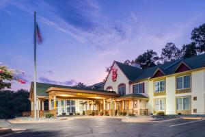 a hotel with a flag in front of a building at Red Roof Inn & Suites Stafford, VA in Stafford
