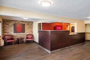 a waiting room with two chairs and a bar at Red Roof Inn Des Moines in Des Moines