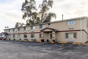 シカゴにあるRed Roof Inn Chicago-Alsipの駐車場付き建物の外観