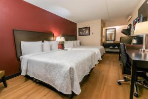 Postel nebo postele na pokoji v ubytování Red Roof Inn PLUS+ Wilmington - Newark