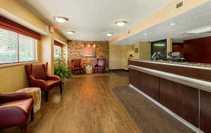 Posezení v ubytování Red Roof Inn PLUS+ Wilmington - Newark