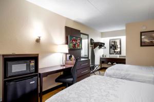 Postel nebo postele na pokoji v ubytování Red Roof Inn PLUS+ Wilmington - Newark
