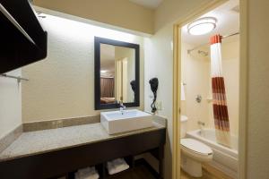 Koupelna v ubytování Red Roof Inn PLUS+ Wilmington - Newark