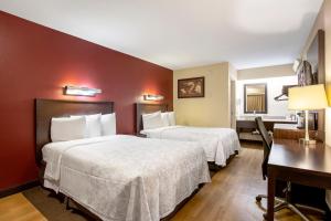 Postel nebo postele na pokoji v ubytování Red Roof Inn PLUS+ Wilmington - Newark