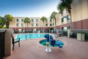 The swimming pool at or close to Red Roof Inn PLUS+ Palm Coast