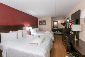 Postel nebo postele na pokoji v ubytování Red Roof Inn PLUS+ Wilmington - Newark