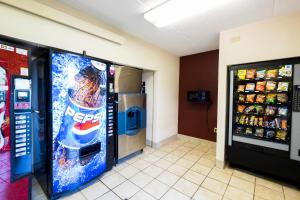 2 distributeurs automatiques dans une pièce avec soda dans l'établissement Red Roof Inn PLUS+ Wilmington - Newark, à Christiana