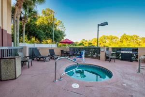 The swimming pool at or close to Red Roof Inn PLUS+ Palm Coast