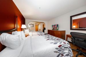 Tempat tidur dalam kamar di Red Roof Inn & Suites Biloxi