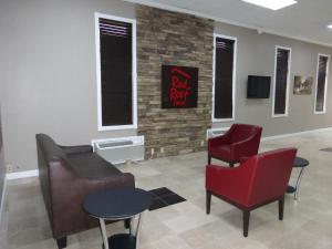 een wachtkamer met 2 stoelen en een bank bij Red Roof Inn Memphis - Airport in Memphis