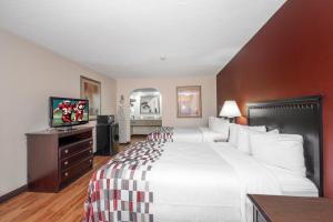 A television and/or entertainment centre at Red Roof Inn & Suites Oxford