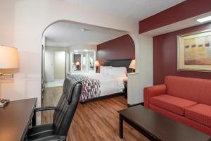 A seating area at Red Roof Inn & Suites Oxford