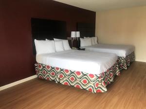 サンアンジェロにあるRed Roof Inn & Suites San Angeloのホテルの部屋に並んで置かれた2つのベッド