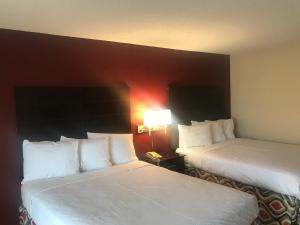 um quarto de hotel com duas camas e um candeeiro em Red Roof Inn & Suites San Angelo em San Angelo