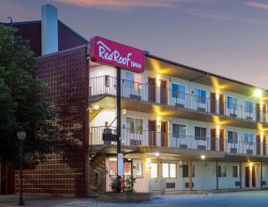 un hotel con un cartello rosso per la locanda di fronte di Red Roof Inn York Downtown a York