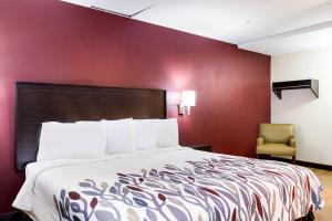 Ліжко або ліжка в номері Red Roof Inn York Downtown