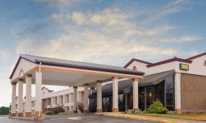 a hotel building with a sign on the front of it at Red Roof Inn & Suites Mt Holly - McGuire AFB in Westampton Township