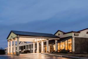 Gallery image of Red Roof Inn & Suites Mt Holly - McGuire AFB in Westampton Township