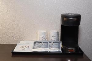Příslušenství pro přípravu čaje a kávy v ubytování Red Roof Inn & Suites Mt Holly - McGuire AFB