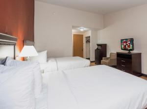 Postel nebo postele na pokoji v ubytování Red Roof Inn & Suites Mt Holly - McGuire AFB
