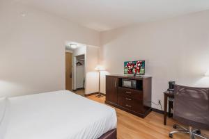 TV a/nebo společenská místnost v ubytování Red Roof Inn & Suites Mt Holly - McGuire AFB