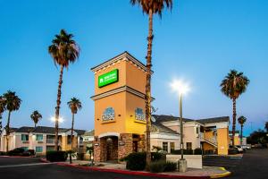 un hotel con un cartel en la parte superior de un edificio en HomeTowne Studios by Red Roof Phoenix - Black Canyon Highway, en Phoenix