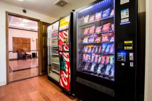 una máquina expendedora de refrescos en una habitación con refrescos en HomeTowne Studios by Red Roof Phoenix - Black Canyon Highway en Phoenix