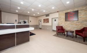 a waiting room with red chairs and a bar at Red Roof Inn Petersburg - Fort Lee in Petersburg