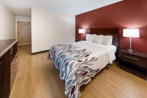 Llit o llits en una habitació de Red Roof Inn Fort Wayne