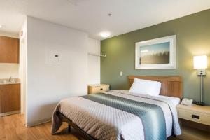 A bed or beds in a room at HomeTowne Studios by Red Roof Denver - Thornton