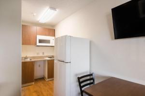 Kuchyňa alebo kuchynka v ubytovaní HomeTowne Studios by Red Roof Denver - Thornton