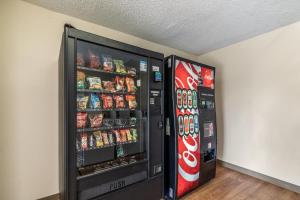 zwei Verkaufsautomaten mit Speisen und Getränken in einem Zimmer in der Unterkunft HomeTowne Studios by Red Roof Austin in Cedar Park