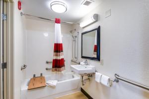 Koupelna v ubytování Red Roof Inn Laredo