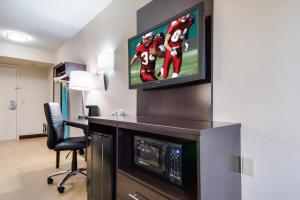 TV a/nebo společenská místnost v ubytování Red Roof Inn Laredo