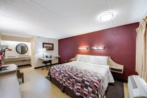 Postel nebo postele na pokoji v ubytování Red Roof Inn Laredo