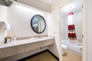 Koupelna v ubytování Red Roof Inn Laredo