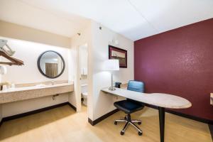 Postel nebo postele na pokoji v ubytování Red Roof Inn Laredo