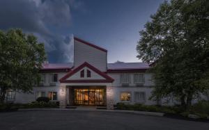 a large white house with a lot of windows at Red Roof Inn Columbus - Hebron in Hebron