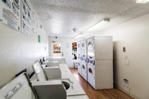 HomeTowne Studios by Red Roof Houston - West Oaks - Energy Corridorにあるキッチンまたは簡易キッチン