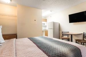 HomeTowne Studios by Red Roof Houston - West Oaks - Energy Corridorにあるテレビまたはエンターテインメントセンター