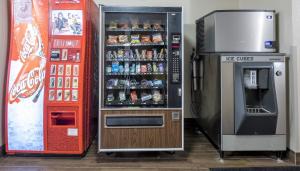 una máquina expendedora de refrescos junto a una máquina de crímenes de hielo en Red Roof Inn Columbus - Hebron, en Hebron
