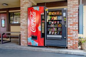 uma máquina automática de refrigerante de coca-cola ao lado de um edifício em Red Roof Inn & Suites Monterey em Monterey