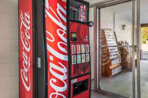 uma máquina de venda automática de coca cola ao lado de uma loja em Red Roof Inn Caryville em Caryville